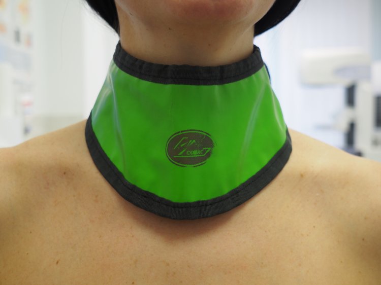 Počas mamografického vyšetrenia má na sebe žena ochranné pomôcky. FOTO: preventivne.sk