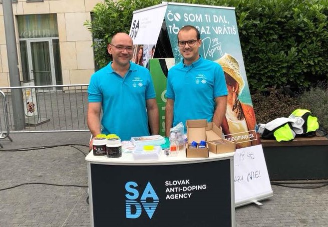 Rekreační športovci by podľa MUDr. Ľubomíra Gulána, vľavo, a Ing. Tomáša Pagáča, vpravo, mali dbať radšej na vyváženú stravu. FOTO: Antidopingová agentúra SR