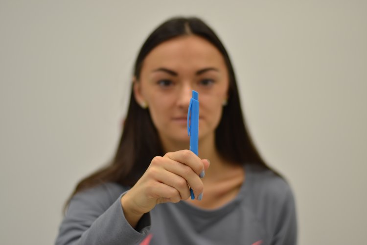 Ruku priblížte k tvári, pohľad smeruje stále na hornú časť pera. FOTO: www.preventivne.sk