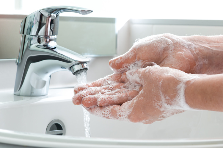 Koronavíru má tukový obal, ktorý efektívne ničia obyčajné mydlo a teplá voda. FOTO: Adobe Stock