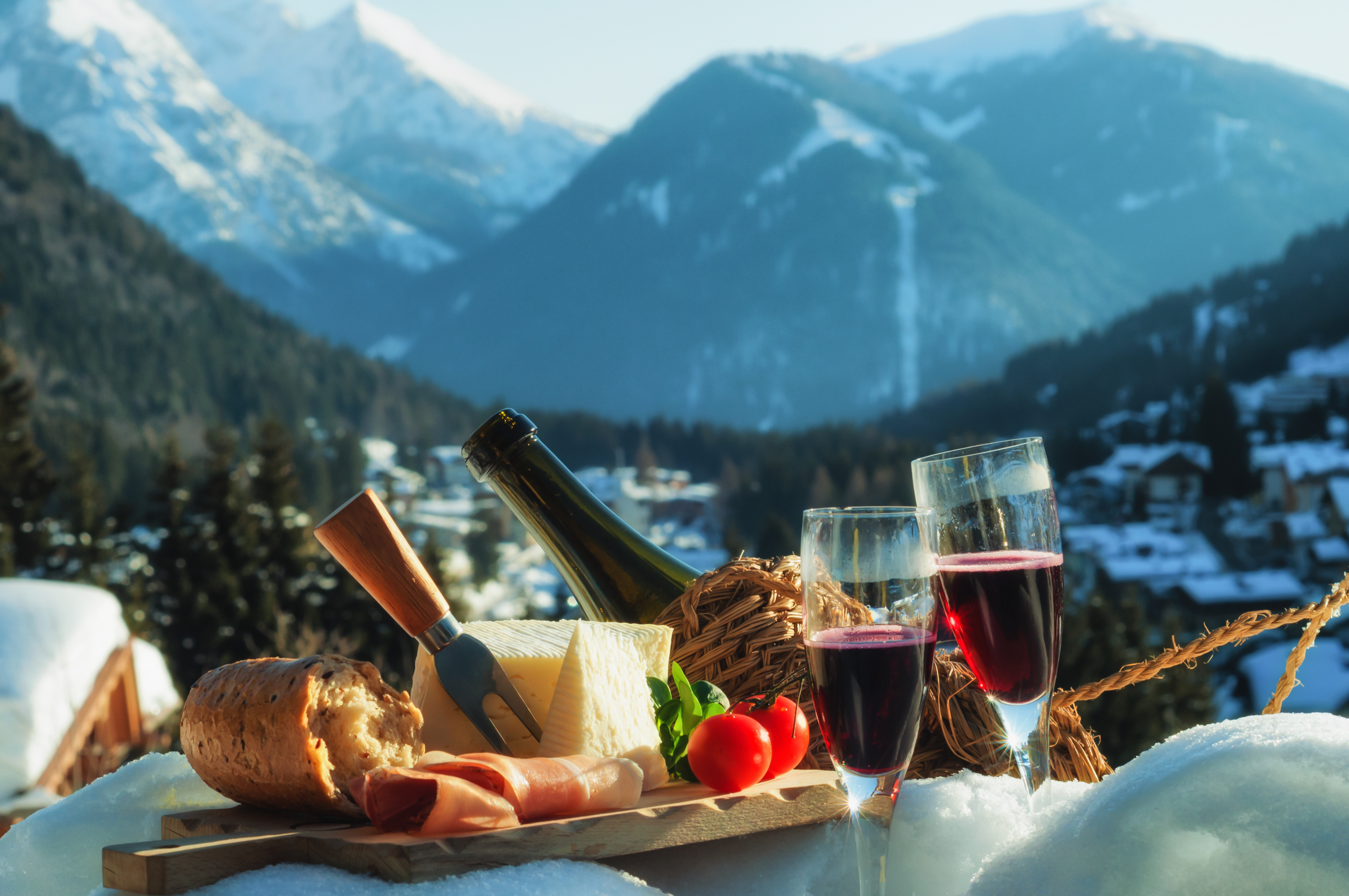 Netradičným darčekom môže byť tiež romantická večera, prechádzka mrznúcim mestom alebo piknik v snehu. FOTO: Adobe Stock