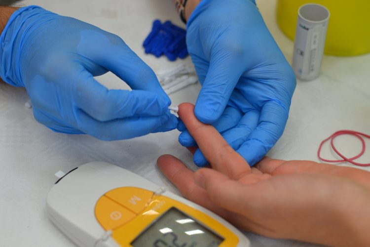 Krv sa odoberá z prsta, hladinu cholesterolu sa dozviete o tri minúty. FOTO: www.preventivne.sk