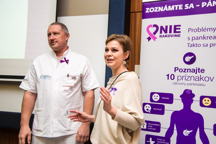 MUDr. Jozef Dolník a pacientka Katarína Lamperová. FOTO: OZ Nie rakovine