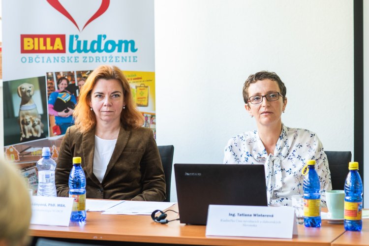 Hlavnou myšlienkou projektu je preventívny skríning zraku u detí vo veku od 3 do 6 rokov, na fotke zľava MUDr. Beáta Bušányová a Ing. Tatiana Winterová. FOTO: Zdravé oči už v škôlke
