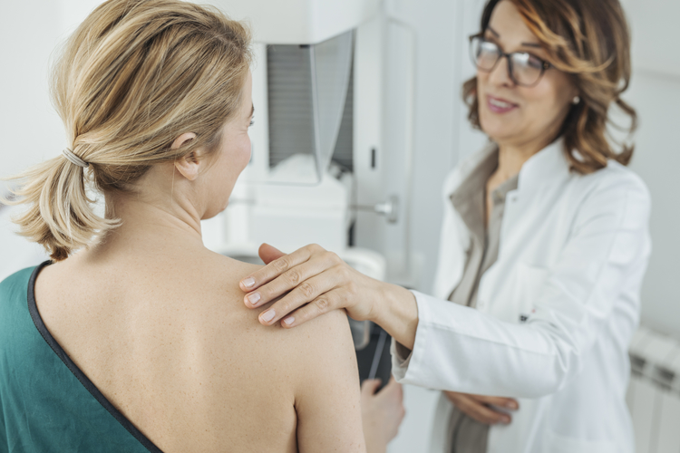 Mamografické vyšetrenie dokáže odhaliť aj niekoľkomilimetrový nádor. FOTO: Adobe Stock
