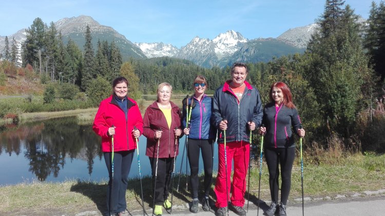 Nordic walking je výborný aj na psychiku. FOTO: Archív L. O.