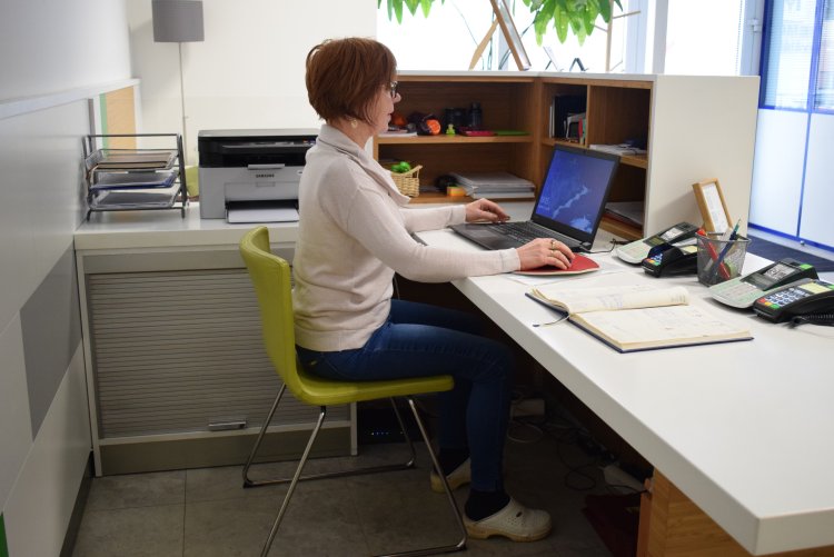 Správny sed nie je žiadna veda. Treba sa na naň ale spočiatku sústrediť. FOTO: VITALCLINIC