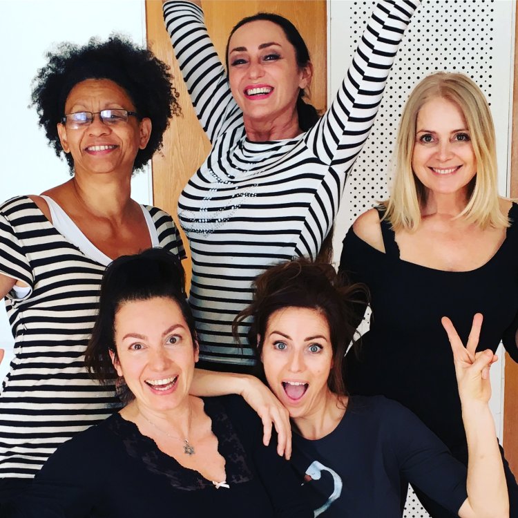 Zuzana Vačková s hereckými kolegyňami z muzikálu Mamma mia. FOTO: Archív Z.V.