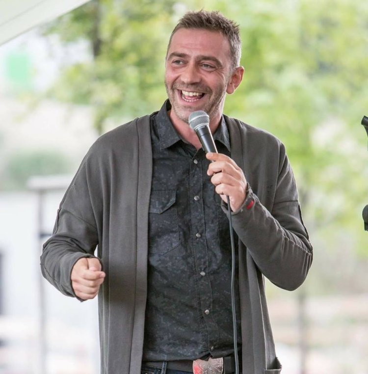 Kedysi zabával len priateľov v krčme, dnes má väčšie publikum. FOTO: Archív M. S.