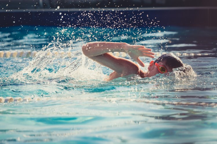 70-kilový človek pri hodinovom plávaní spáli okolo 510 kalórií. FOTO: Pixabay