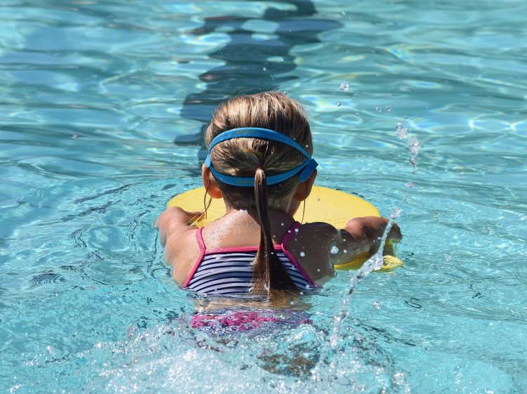 young swimmer pixabay | VšZP Po každom kúpaní by sa deti mali prezliecť do suchého. FOTO: Pixabay