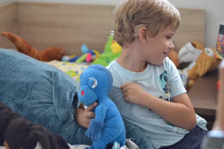 Kochleárny implantát doma volajú „ucho“. Nosí ho aj Samkov medvedík. FOTO: www.preventivne.sk