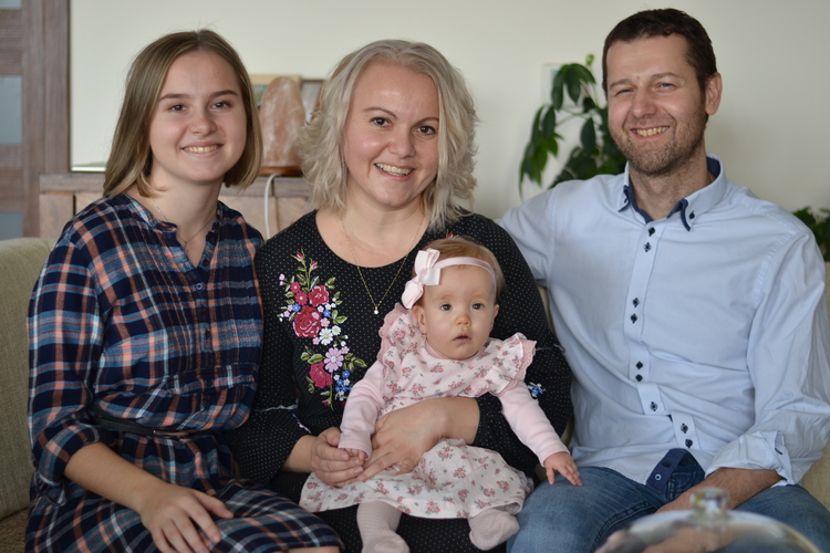 Eliška má rada spev svojej sestry Zuzky, vľavo. FOTO: www.preventivne.sk