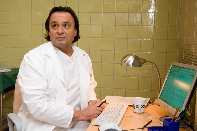 Jozef Vajda si jedlo neodopiera, mäso mu chutí. FOTO: TV Markíza