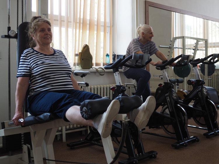 Pani Agneša, vpravo, pred pár rokmi nedokázala vyjsť ani na prvé poschodie. FOTO: www.preventivne.sk