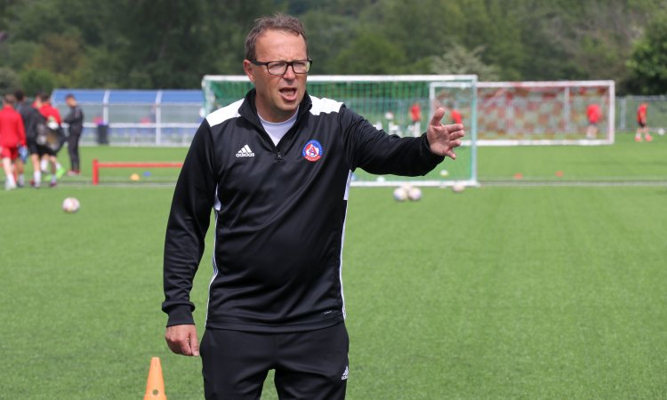 Tréner Miroslav Karas sa venuje deťom už takmer 30 rokov. FOTO: AS Trenčín