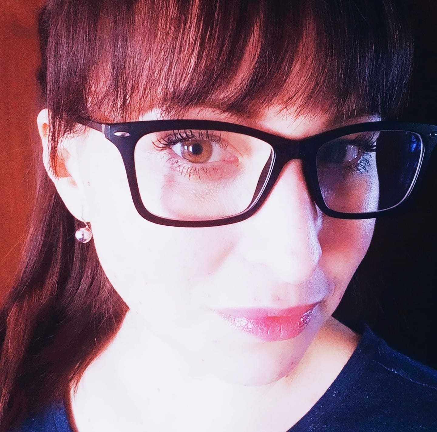 Mgr. Petra Hlásna je psychologička a terapeutka. V súčasnosti pracuje najmä s deťmi z náhradných rodín a vedie psychologickú prípravu pre budúcich adoptívnych rodičov a pestúnov v rámci OZ Návrat.