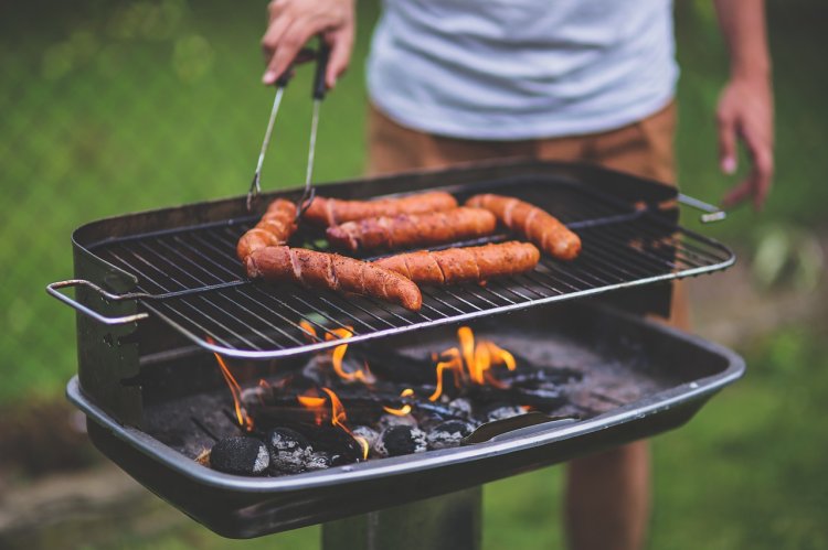 Grilovaná klobása a ďalšie údeniny, vrátane salámy, párkov či šunky môžu na jedálnom lístku pokojne chýbať. FOTO: Pixabay