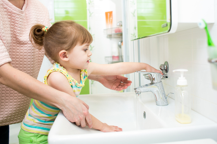 Okrem umývania rúk pri prevencii pred koronavírusom myslite aj na strihanie nechtov. FOTO: Adobe Stock