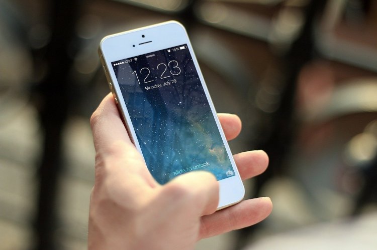 Mobilný telefón čistite vatovým tampónom, na ktorý nastriekate dezinfekčný roztok. FOTO: Pixabay