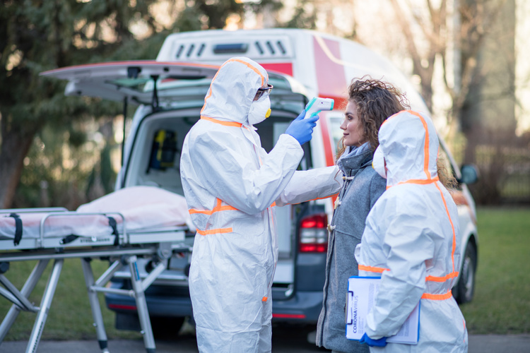 Aj slovenskí lekári a sestry nosia vo vyhradenom oddelení špeciálne odevy, respirátor, okuliare a rukavice. ILUSTRAČNÉ FOTO: Adobe Stock