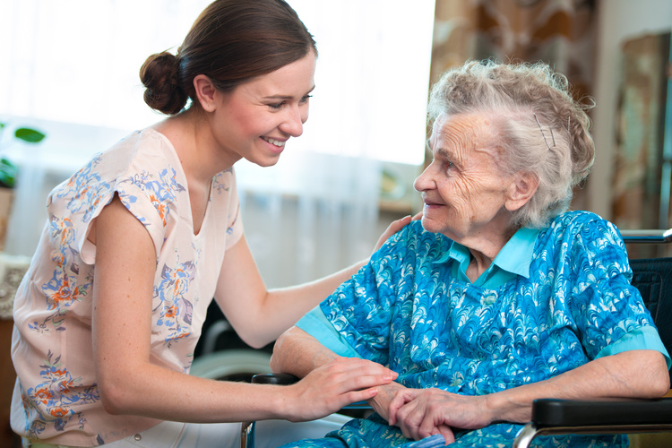 Seniori a chronickí pacienti by mali kontaktovať svojho lekára, lieky im predpíše elektronicky. FOTO: Adobe Stock