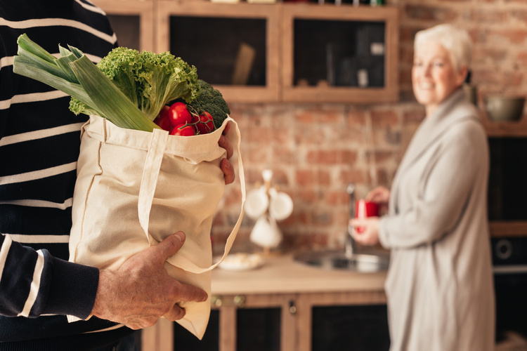 Ak máte možnosť, starším alebo chorým susedom nakúpte potraviny, aby nemuseli chodiť von. FOTO: Adobe Stock