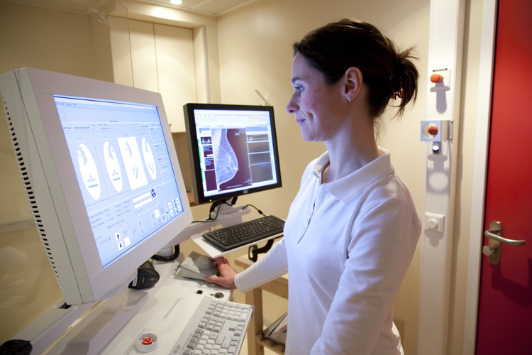 Priebeh mamografického vyšetrenia kontrolujú odborníci. Zaručujú jeho bezpečnosť. FOTO: Adobe Stock