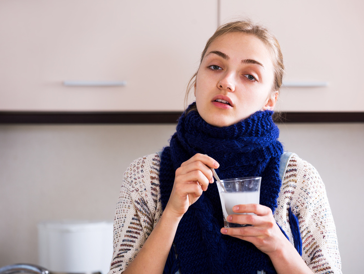 Trápi vás bolesť hrdla a kašeľ? Naučte sa kloktať slanú vodu. FOTO: Adobe Stock