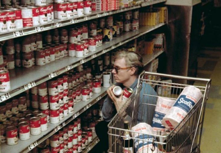 Namaľoval 32 plechoviek s polievkami. FOTO: https://allthatsinteresting.com/andy-warhol-grocery-shopping