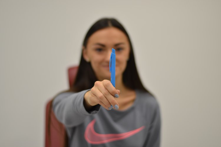 Zaostrite zrak na hornú časť pera. FOTO: www.preventivne.sk