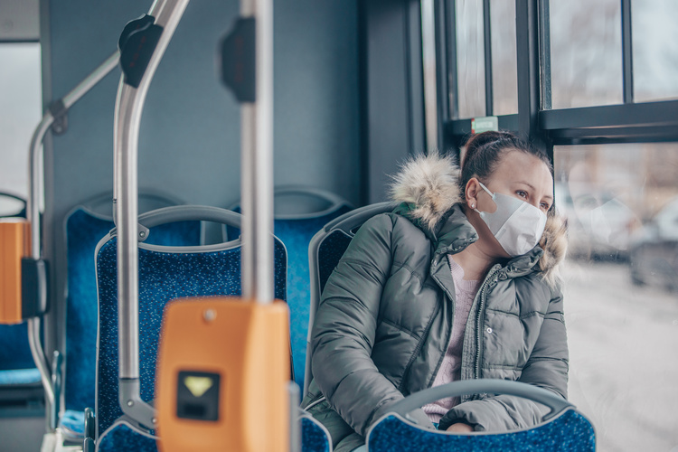 Nakaziť sa vírusom môžete aj v autobuse. FOTO: Adobe Stock
