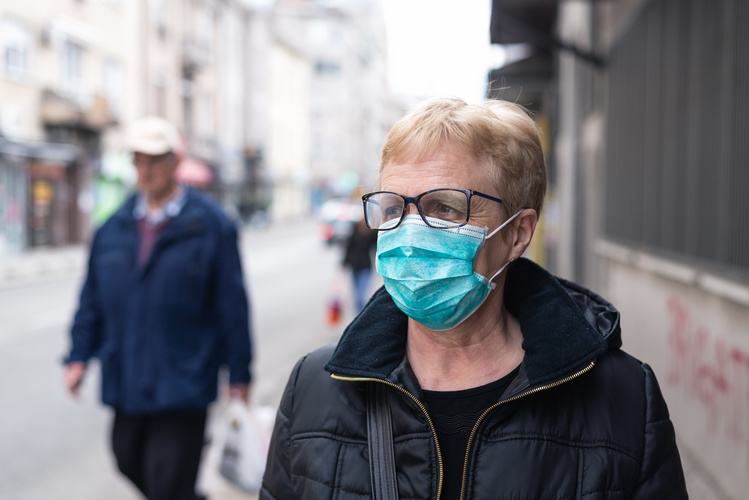 Ochorením COVID-19 trpia najmä starší ľudia. FOTO: Adobe Stock