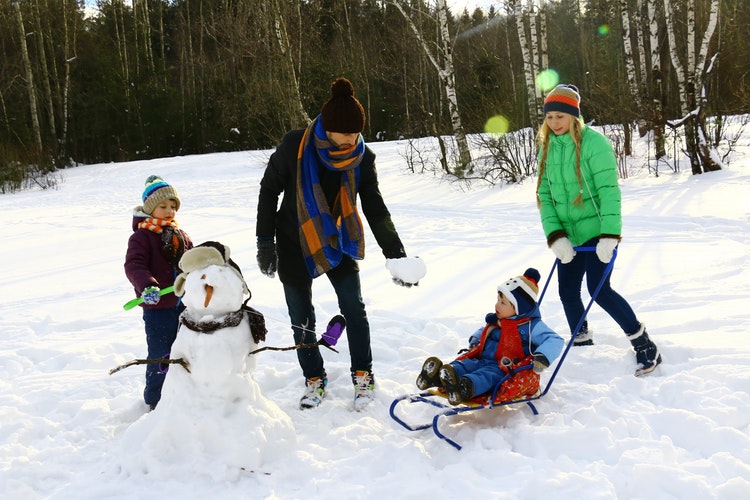 Snežná slepota nemusí vzniknúť len na lyžovačke. Oči treba chrániť aj deťom. FOTO: Pexels