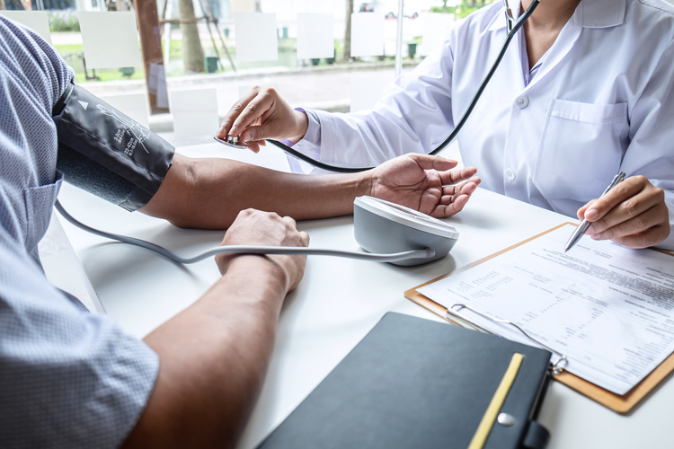 Zvýšená hladina sodíka dvíha krvný tlak, zvyšuje riziko infarktu a cievnej mozgovej príhody. FOTO: Adobe Stock