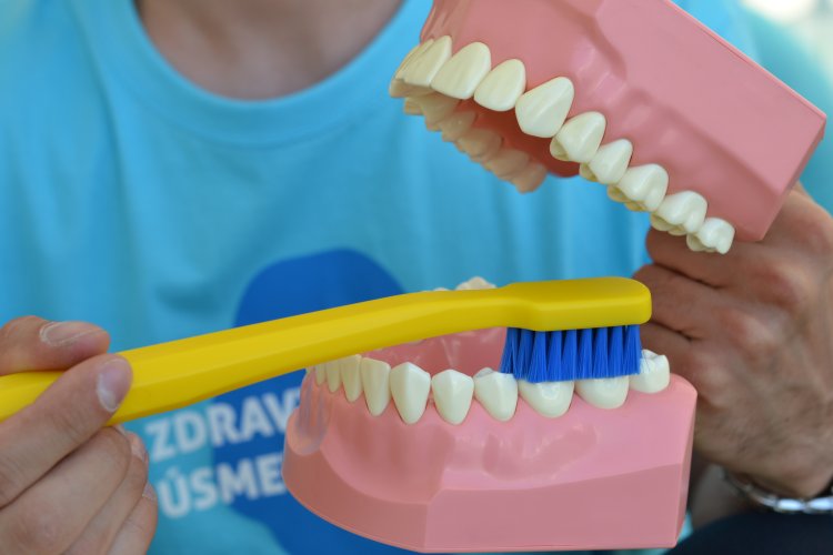 Aj stoličky čistíme krúživým pohybom. FOTO: www.preventivne.sk