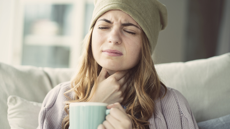 Kloktanie slanej vody skutočne pomáha na bolesť hrdla. FOTO: Adobe Stock