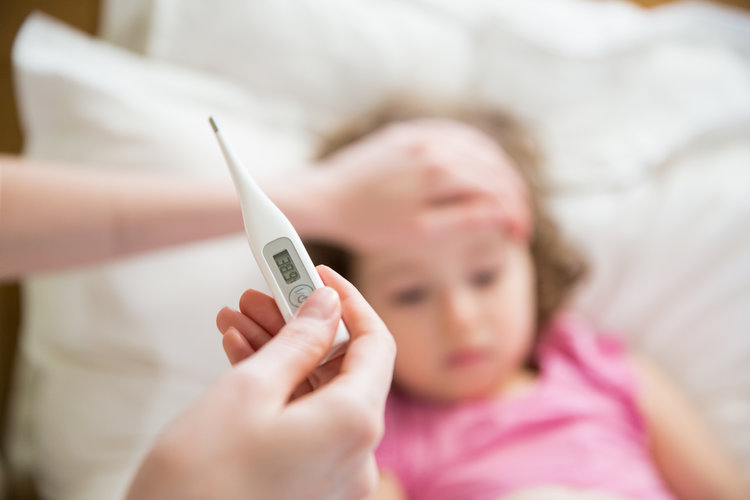 Pri znižovaní horúčky odporúča lekárka držať sa konvenčnej medicíny. FOTO: Adobe Stock