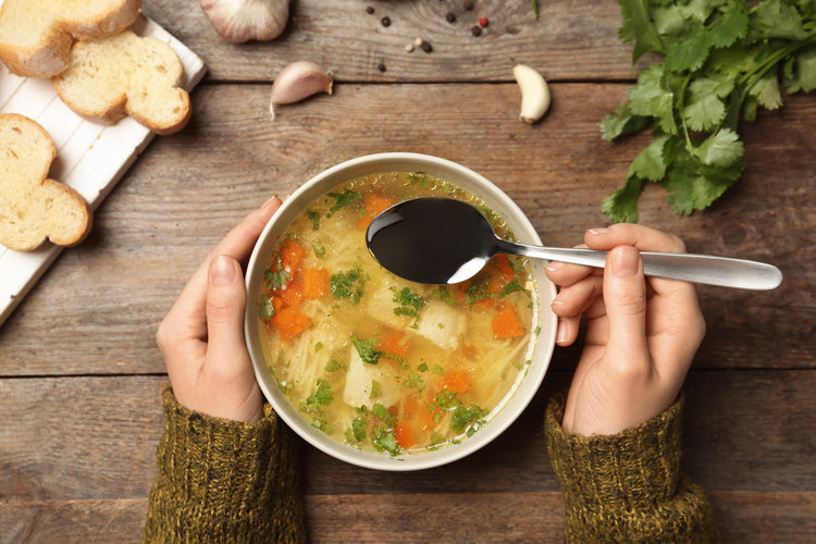 Určite si ho doprajte. Slepačí vývar je bohatý na vitamíny a minerály. FOTO: Adobe Stock