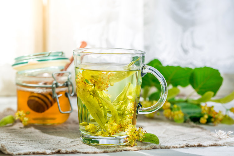 Lipový čaj podporuje potenie a upokojuje podráždené sliznice. FOTO: Adobe Stock