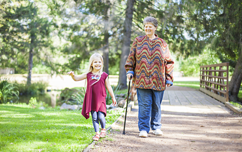 Pomôže aj prechádzka s vnúčaťom. FOTO: Adobe Stock