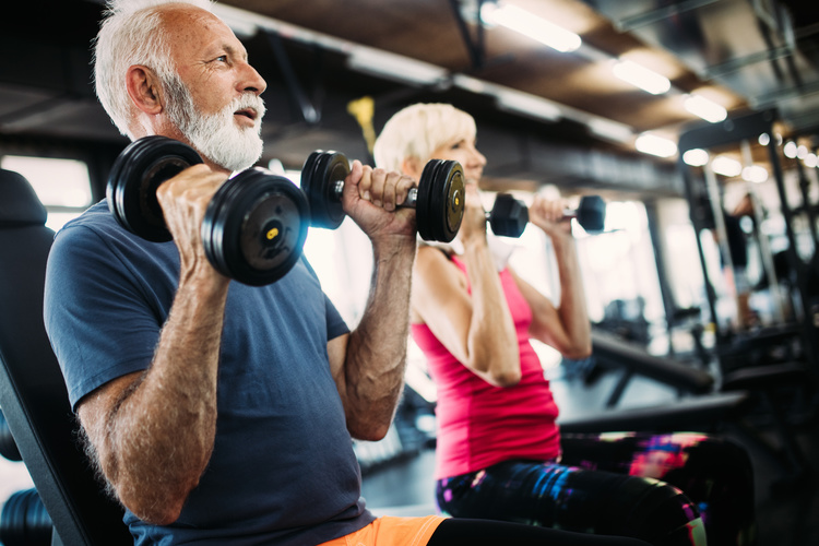 Aj seniori by mali cvičiť s činkami. Môžu si tak posilniť kosti. FOTO: Adobe Stock