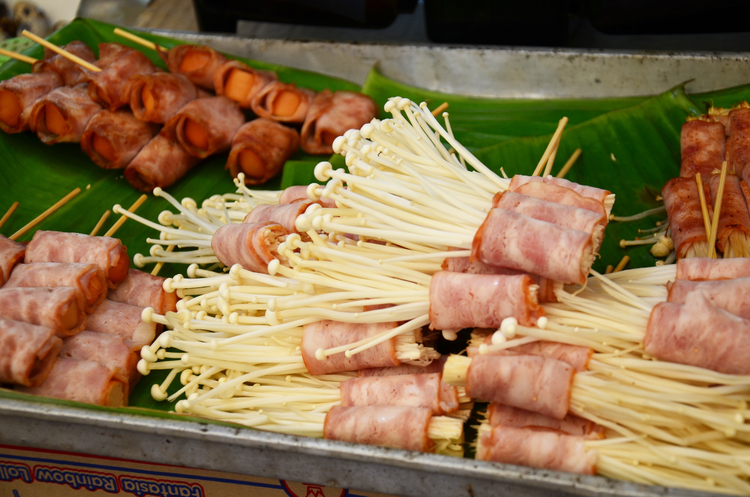 Enokitake sú obľúbené v ázijskej kuchyni. FOTO: Adobe Stock