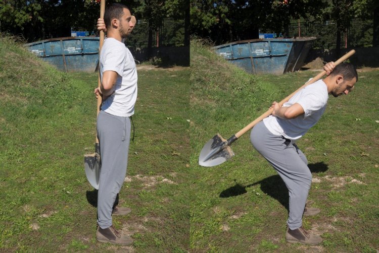 Rozcvičiť bedrá môžete aj s pomocou pracovných nástrojov, ktoré máte v záhrade. FOTO: preventivne.sk