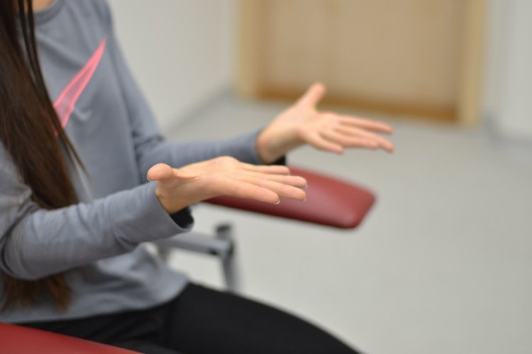 Cvičiť môžete aj počas letu. Otvárajte a zatvárajte dlane. FOTO: www.preventivne.sk