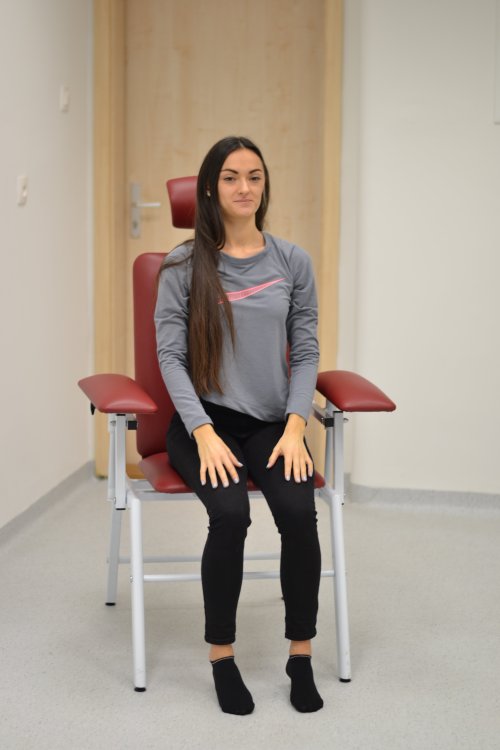 Cvik začínajte s rukami položenými na stehnách. FOTO: www.preventivne.sk