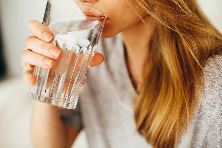 Aj dostatočný pitný režim vás môže ochrániť pred bolesťou. FOTO: www.preventivne.sk