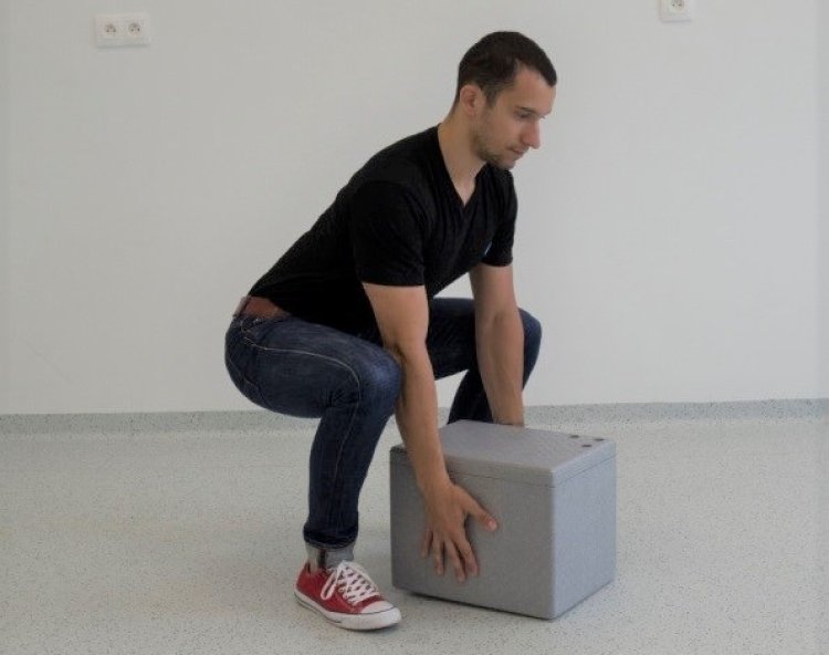 Rozdielom medzi mŕtvym ťahom a drepom je, že máte zadok bližšie k zemi. FOTO: preventivne.sk