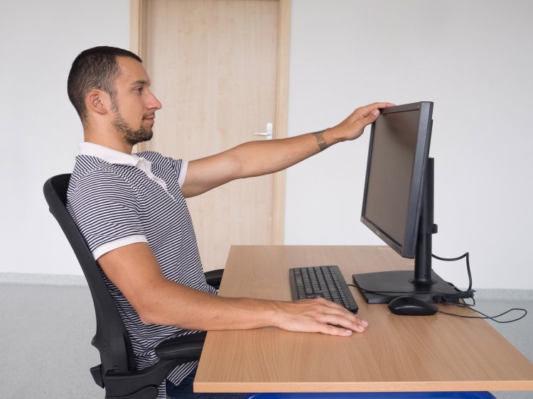 Správne nastavený monitor je od pracujúceho vzdialený na dĺžku paže. FOTO: www.preventivne.sk