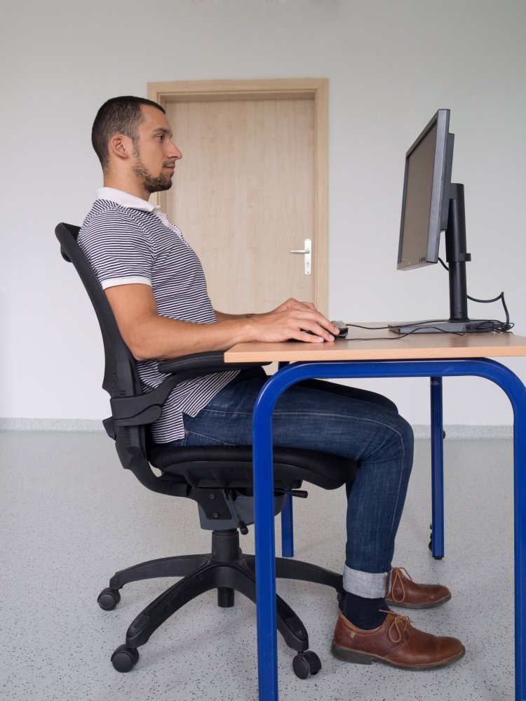 Nastavenie pracovného stolu? Nohy komfortne pod stolíkom, chodidlá na zemi. FOTO: www.preventivne.sk